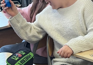 Dziewczęta z klasy 5 podczas zajęć z klockami Lego