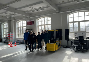 Zwiedzanie hal warsztatów.