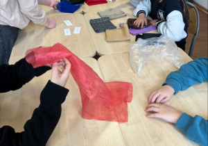 Uczniowie tworzący swoje prace.