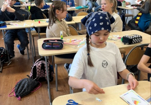 Uczniowie klasy 4a wykonują walentynkowe karty.