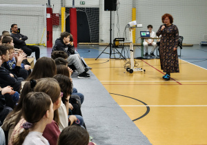 Przewodniczka turystyczna opowiada o mieście.