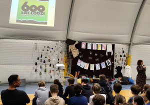 Hala sportowa wypełniona młodzieżą podczas spotkania.