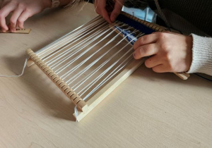 Praca na krośnie w wykonaniu ucznia klasy 5b.