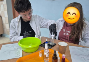 Uczniowie podczas wykonywania doświadczeń.