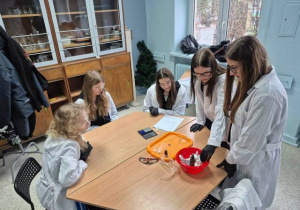 Grupa dziewcząt podczas doświadczeń.