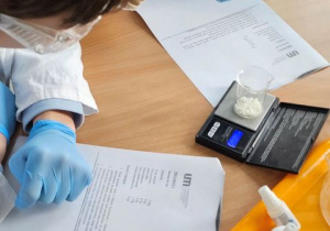 Uczniowie podczas zajęć z chemii.