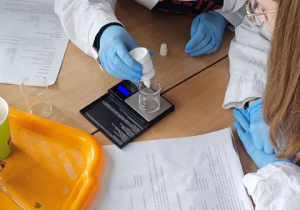 Dziewczęta podczas wykonywania ćwiczeń z chemii.