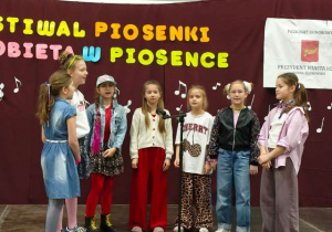 Występ zespołu wokalnego.