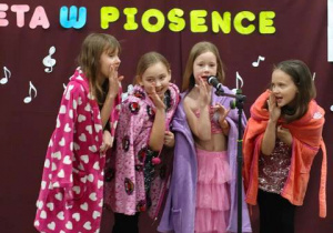 Grupa wokalna wykonująca swój utwór.