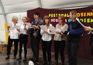 Nauczyciele i zaproszeni goście wciągnięci w zabawę - wspólne wykonanie piosenki.