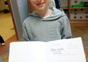 Olek z książką i autografem autorki p. Anny Wojciechowskiej