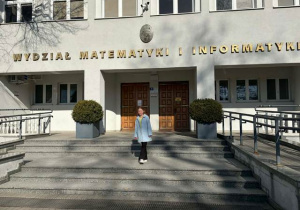 Natalka przed gmachem Wydziału Matematyki i Informatyki.