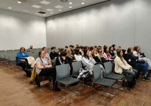 Uczniowie w sali podczas wykładu.