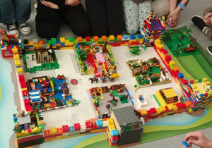 Wspólna praca z klocków Lego.