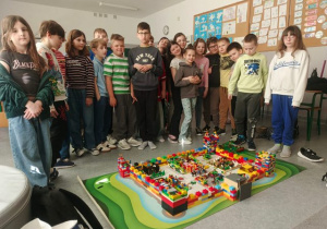 Uczniowe klasy 3b przy wspólnej pracy z klocków Lego.