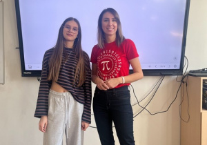 Nauczyciel matematyki wraz ze zwyciężczynią konkursu.