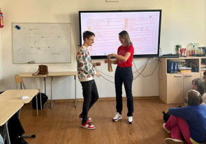 Wręczenie nagrody jednemu ze zwycięzców.