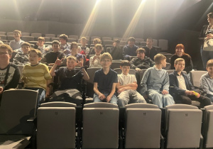 Uczniowie na widowni teatru.