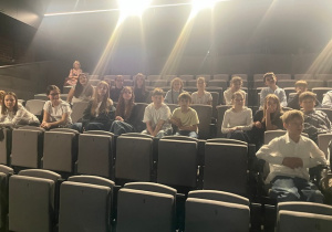 Uczniowie na widowni teatru Pinokio.