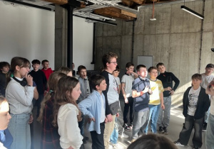 Uczniowie poznają teatr od kulis.