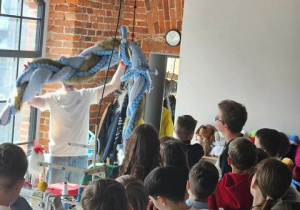 Uczniowie klas5 podczas zwiedzania kulis teatru Pinokio.