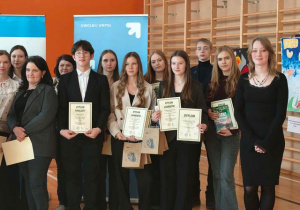 Grupa nagrodzonych uczniów.