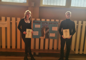 Zosia i Adam z dyplomami.