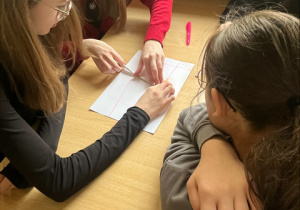 Uczniowie pracują w grupach nad zadaniem.
