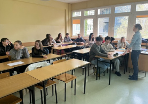 Uczniowie klasy 8a uczestniczą w zajęciach z matematyki na Politechnice.