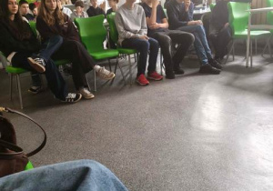 Uczniowie oglądają pokaz z udzielania pierwszej pomocy.