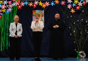 Dyrektor szkoły i zaproszeni goście na scenie.
