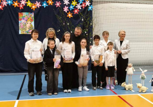 Grupa nagrodzonych uczniów.