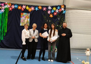 Uczennica wraz z opiekunem podczas wręczania nagród.