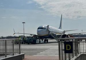 Samolot na lotnisku.