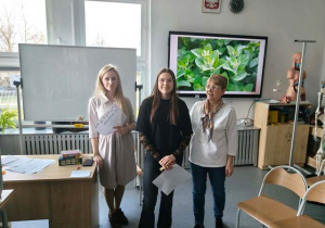 Uczennica wraz nauczycielami po wręczeniu nagrody i dyplomu.