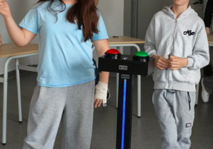 Dziewczynka i chłopiec podczas rywalizacji teleturnieju.