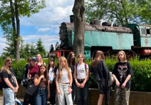 Uczniowie na tle parowozowni w Skierniewicach.