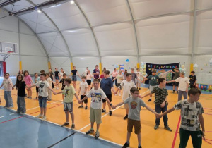 Uczniowie klas 4-6 podczas jednej z konkurencji sportowych.