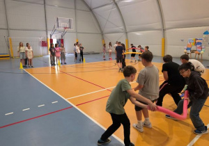 Uczniowie klas 4-6 podczas zawodów.