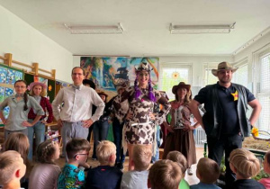 Rodzice z klasy 1a podczas inscenizacji.