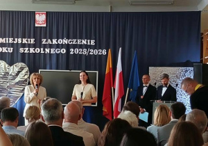 Pani Prezydent i wiceprezydent miasta podczas spotkania z dyrektorami szkół.
