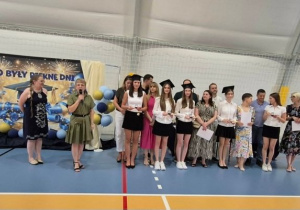 Uczniowie z diamentowym tarczami.