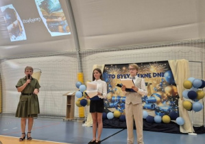 Pani Dyrektor i prowadzący uroczystość.