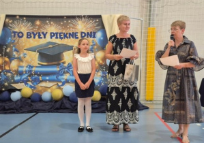 Wręczenie nagrody uczennicy z klasy 3 za wyróżnienie w konkursie Bóbr