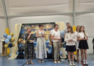 Brązowe tarcze dla uczniów klasy 5b.