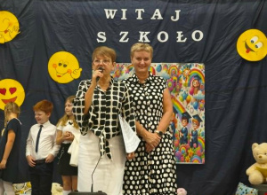 Panie dyrektor witają pierwszaków na rozpoczęciu roku szkolnego.