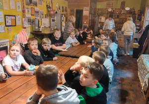 Dzieci poznają życie pszczół.
