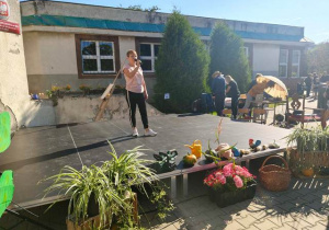 Pani Dyrektor przemawia podczas pikniku.