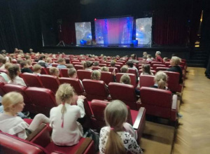 Klasy I idą do teatru