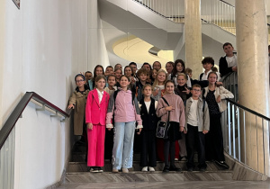 Klasa 5a na schodach Teatru.